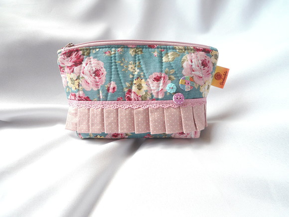 17. Necessaire em Tecido com Babadinho e Botões
