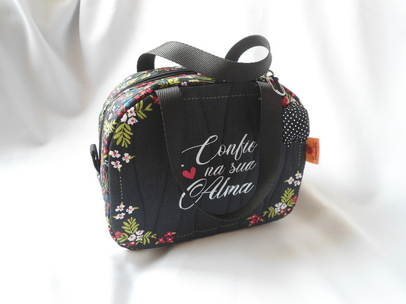 99. Bolsa de Mão em Tecido com Frase