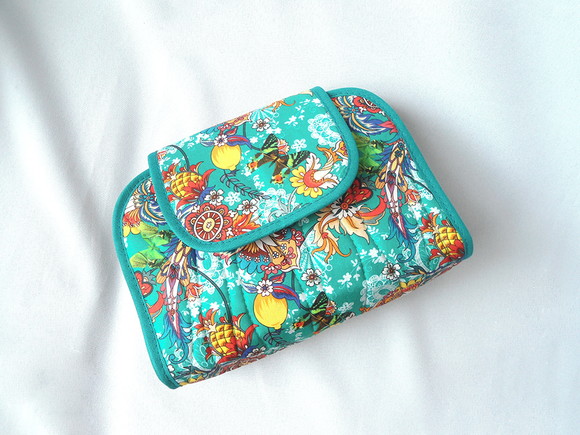 55. Necessaire para Maquiagem em Tecido Flores e Frutos