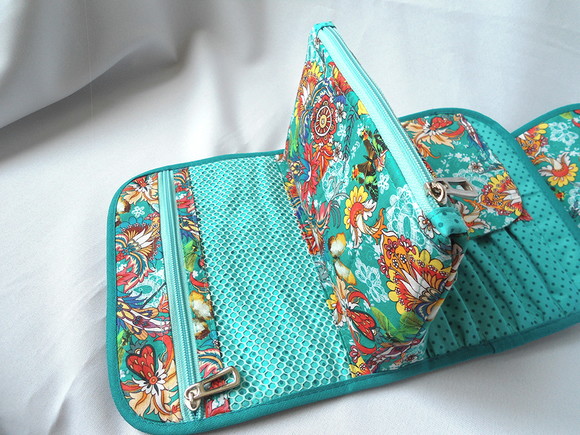 55. Necessaire para Maquiagem em Tecido Flores e Frutos - Imagem 5