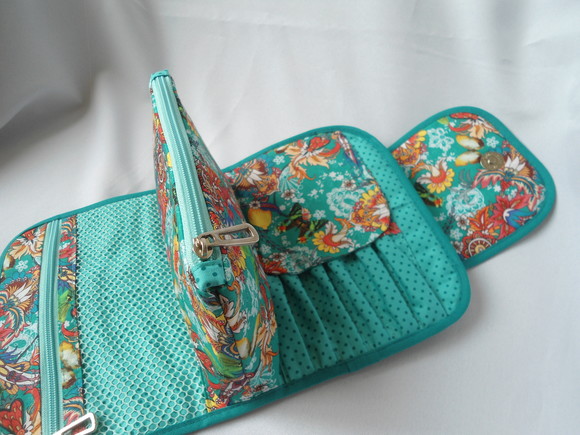 55. Necessaire para Maquiagem em Tecido Flores e Frutos - Imagem 4