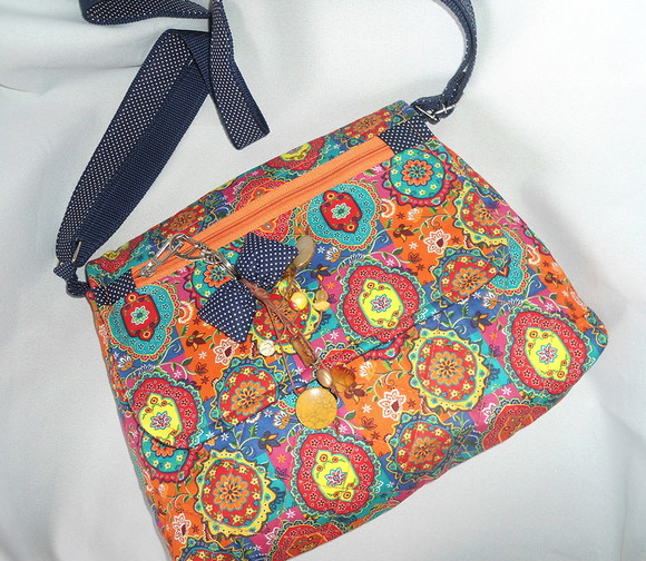 40. Bolsa tiracolo em tecido com chaveiro - Imagem 2