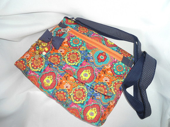 40. Bolsa tiracolo em tecido com chaveiro - Imagem 1