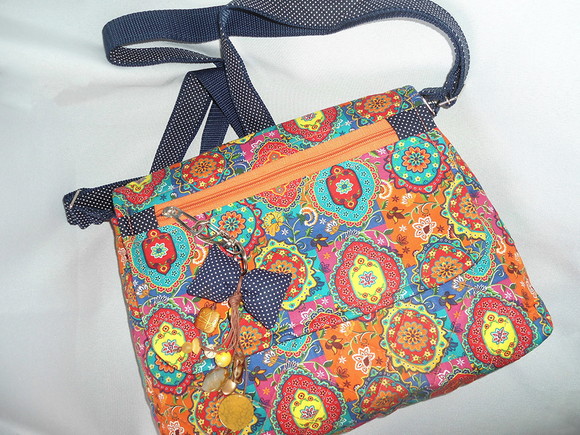 40. Bolsa tiracolo em tecido com chaveiro - Imagem 4