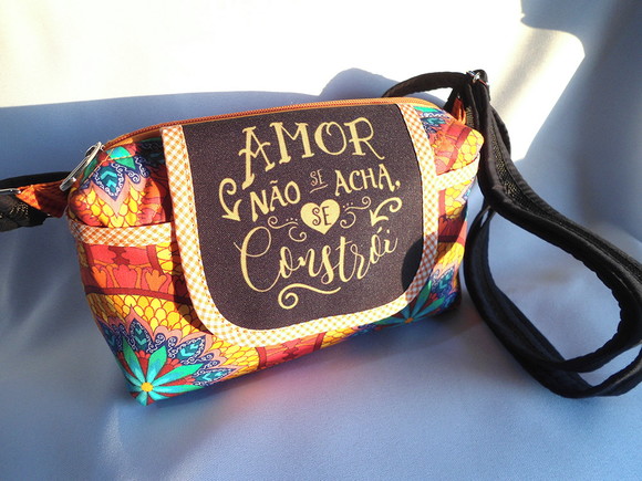 42. Bolsa tiracolo em tecido com frase motivacional - Imagem 3
