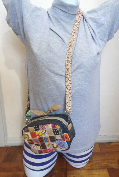 5. Bolsa tiracolo em tecido tricoline e jeans com necessaire pequena - Imagem 5