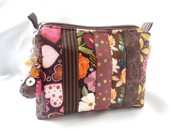 120. Necessaire em tecido com chaveiro