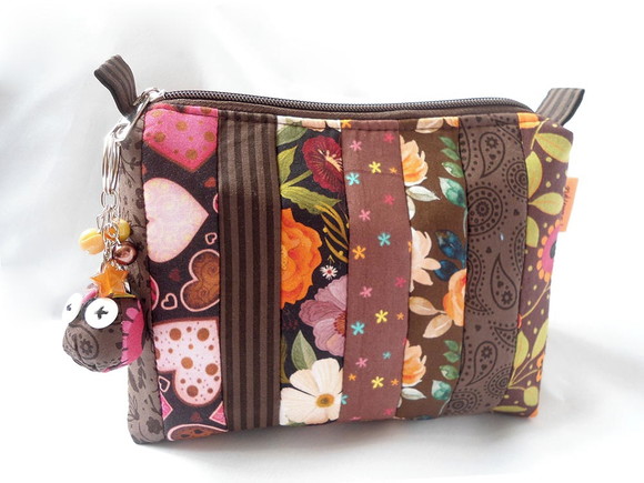 120. Necessaire em tecido com chaveiro - Imagem 2