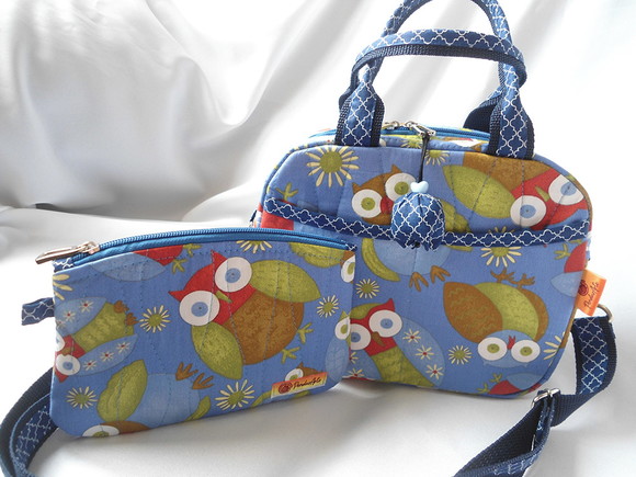 20. Bolsa tiracolo estampa corujas em tecido com necessaire