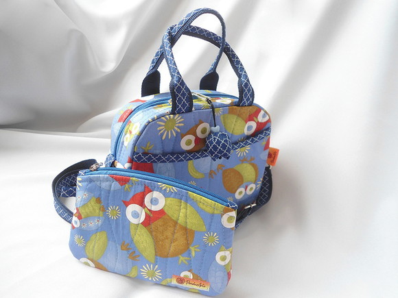 20. Bolsa tiracolo estampa corujas em tecido com necessaire - Imagem 3