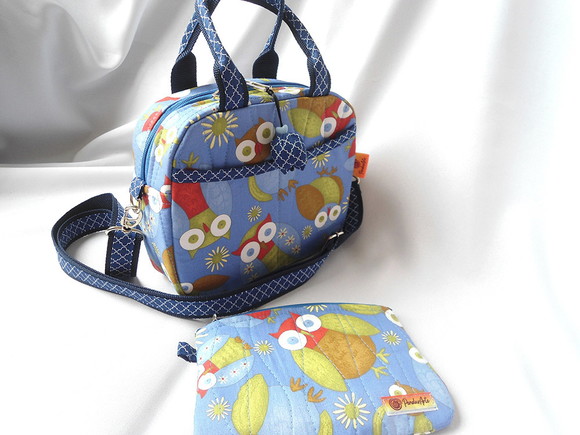 20. Bolsa tiracolo estampa corujas em tecido com necessaire - Imagem 2