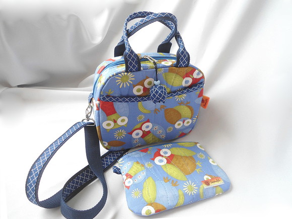 20. Bolsa tiracolo estampa corujas em tecido com necessaire - Imagem 4
