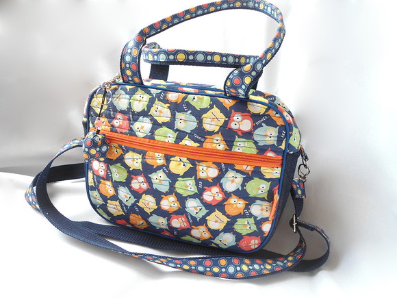 32. Bolsa tiracolo em tecido estampa corujas com chaveiro - Imagem 2