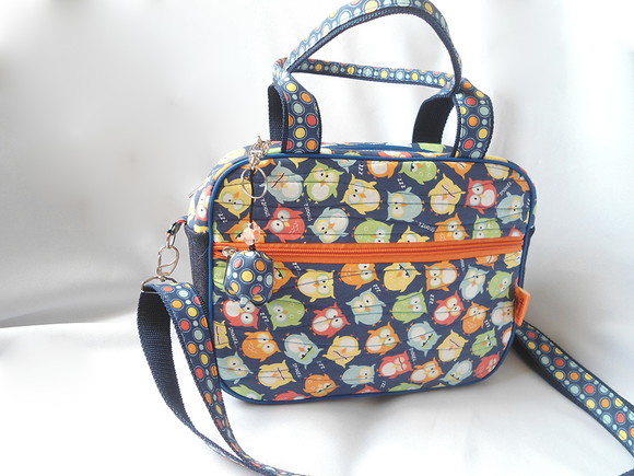 32. Bolsa tiracolo em tecido estampa corujas com chaveiro - Imagem 4