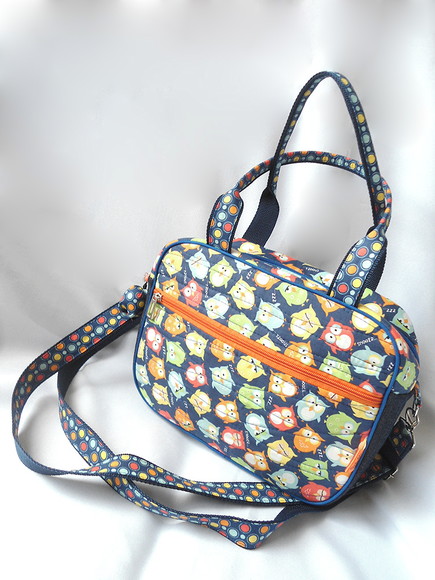 32. Bolsa tiracolo em tecido estampa corujas com chaveiro - Imagem 5
