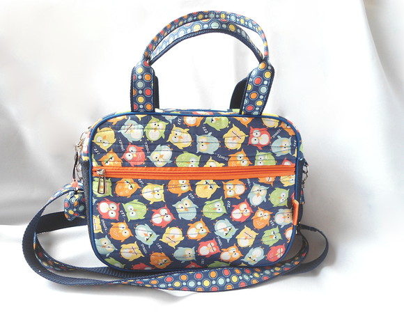 32. Bolsa tiracolo em tecido estampa corujas com chaveiro