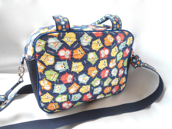 32. Bolsa tiracolo em tecido estampa corujas com chaveiro - Imagem 3