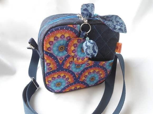 8. Bolsa tiracolo em tecido tricoline estampa mandalas e jeans com chaveiro