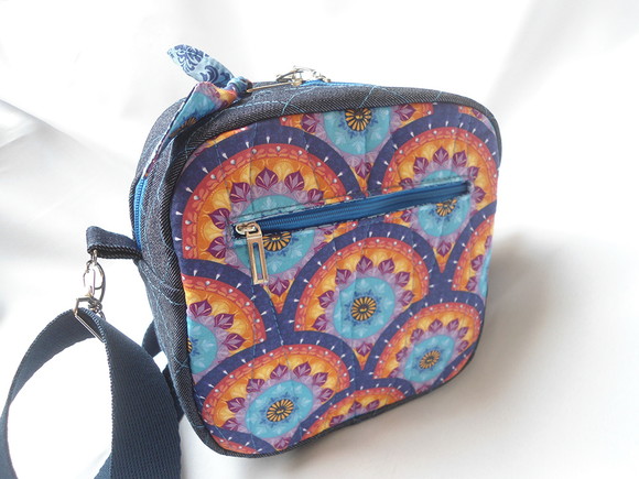 8. Bolsa tiracolo em tecido tricoline estampa mandalas e jeans com chaveiro - Imagem 3