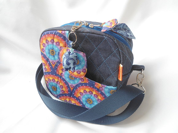 8. Bolsa tiracolo em tecido tricoline estampa mandalas e jeans com chaveiro - Imagem 2