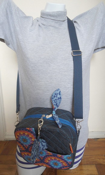8. Bolsa tiracolo em tecido tricoline estampa mandalas e jeans com chaveiro - Imagem 5