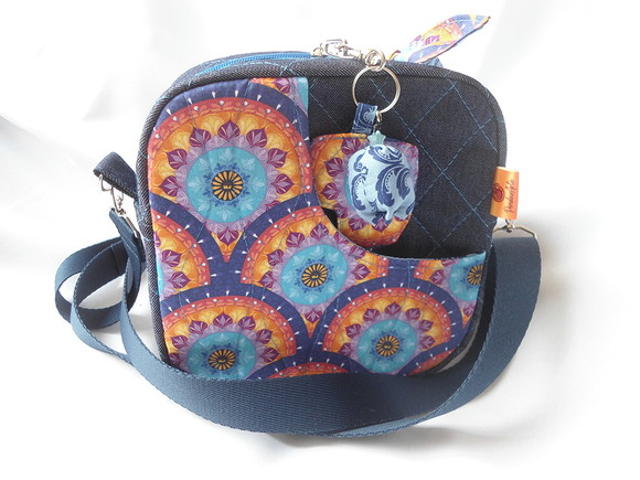 8. Bolsa tiracolo em tecido tricoline estampa mandalas e jeans com chaveiro - Imagem 4
