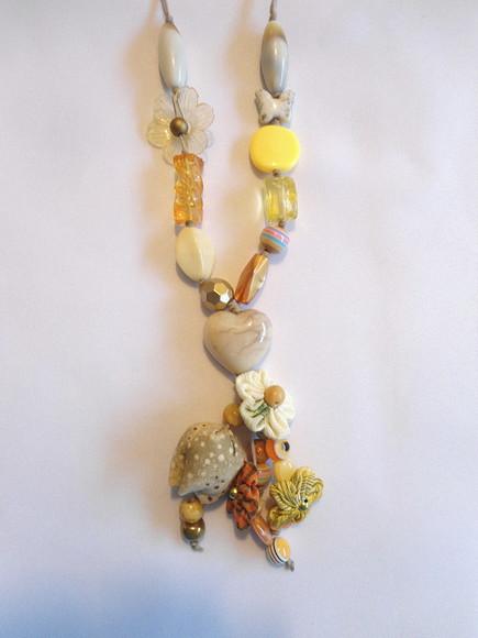 Colar com Contas Diversas e Mini Flores em Tecido (12) - Imagem 3