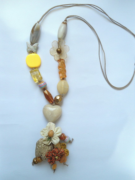 Colar com Contas Diversas e Mini Flores em Tecido (12)