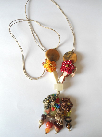 Colar com Contas e Fuxicos Florzinhas (65) - Imagem 4