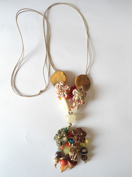 Colar com Contas e Fuxicos Florzinhas (65)