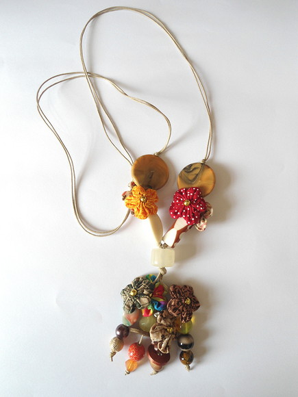 Colar com Contas e Fuxicos Florzinhas (65) - Imagem 3