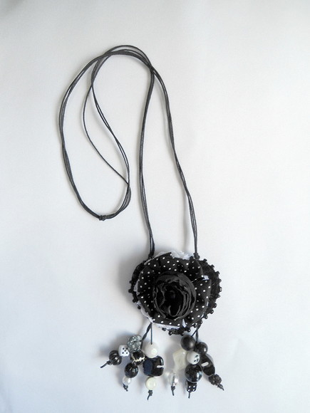 Colar com Flor de Tecido e Contas (38) - Imagem 3