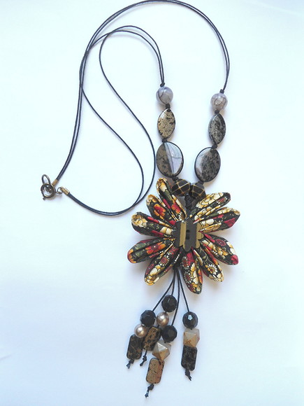 Colar com Flor de Tecido e Contas Diversas (163)