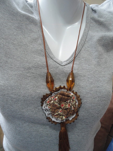 Colar com Flor em Tecido (115) - Imagem 4