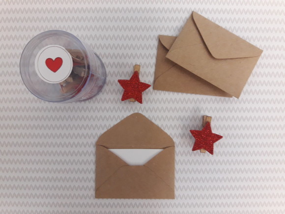 Kit Mini Envelopes + Mini Prendedores de Natal