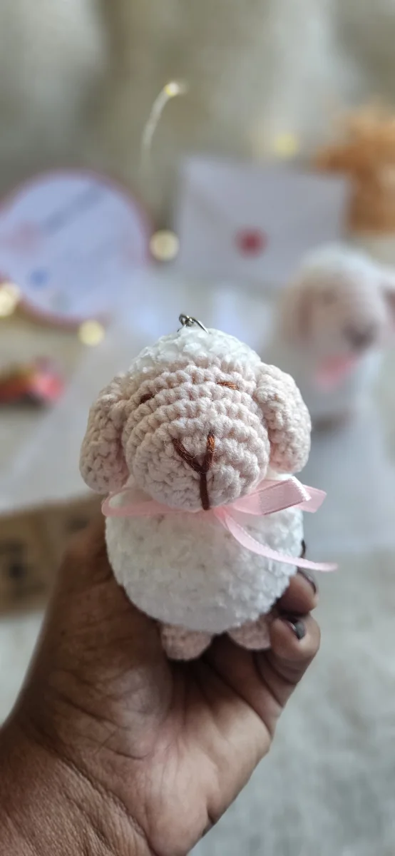 Chaveiro Ovelhinha Crochê Amigurumi Pelúcia - Imagem 3