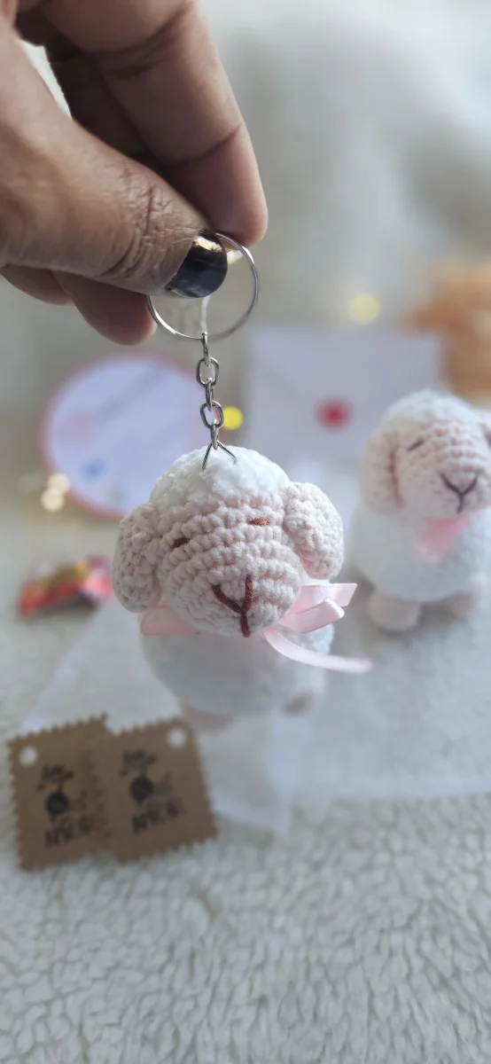 Chaveiro Ovelhinha Crochê Amigurumi Pelúcia - Imagem 4