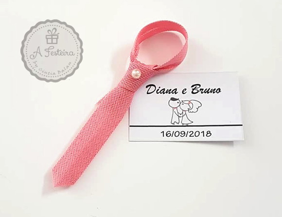 Mini Gravata com Pérola e Tag Personalizado