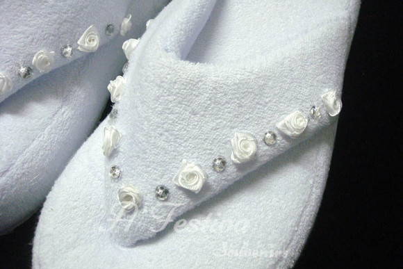 Pantufa com flores e strass