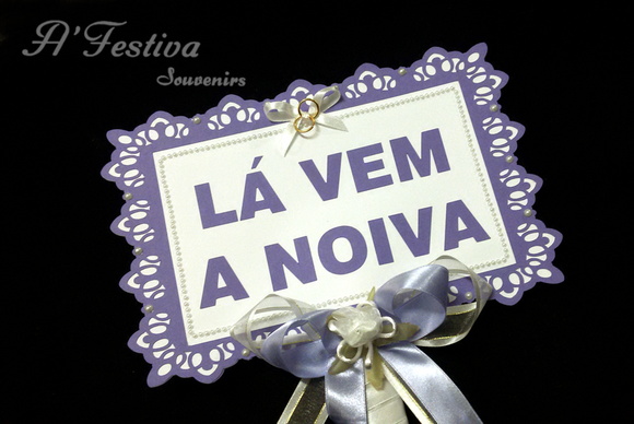 Placa Lá Vem a Noiva Lilás