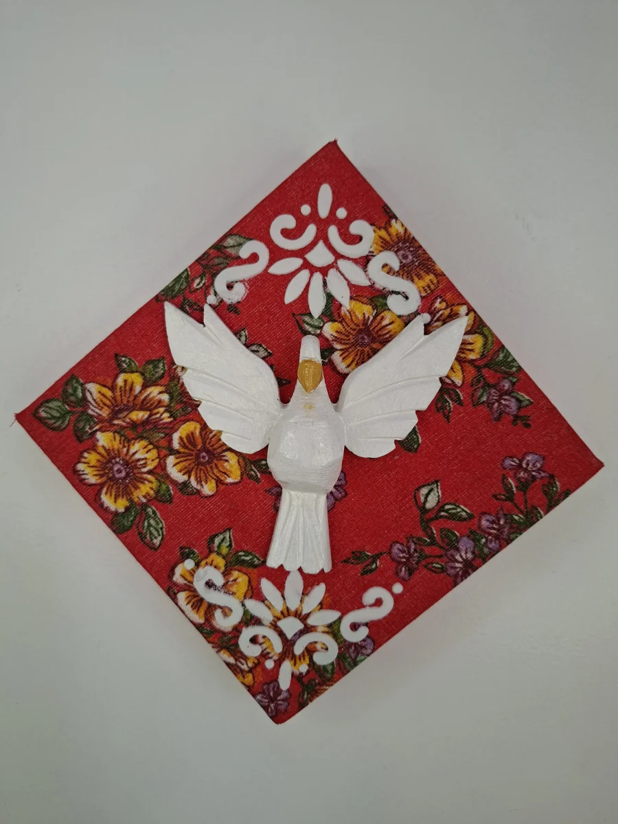 Quadro forrado com chita vermelha decorada com arabescos brancos e Divino Espirito Santo - Imagem 3