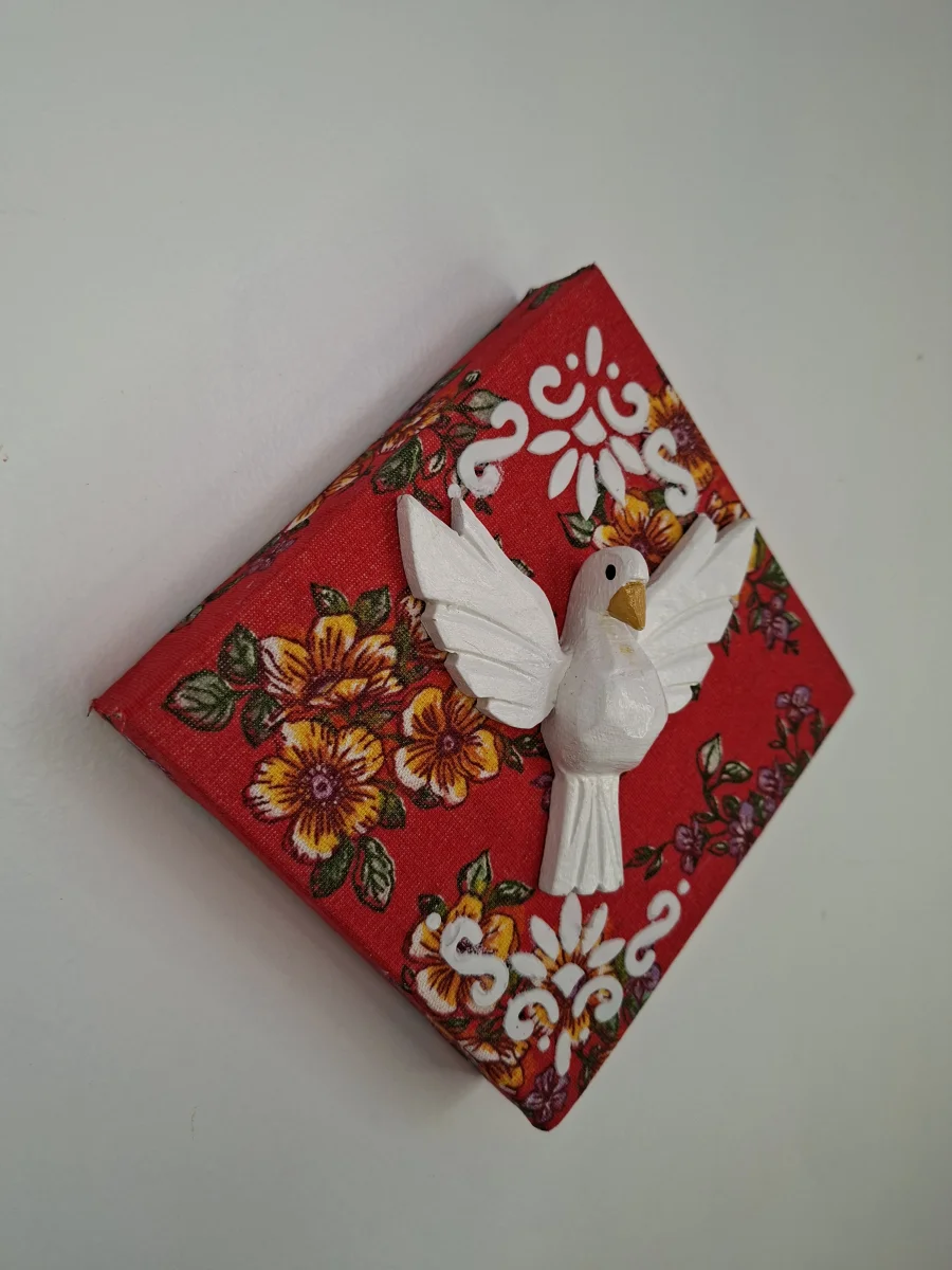 Quadro forrado com chita vermelha decorada com arabescos brancos e Divino Espirito Santo - Imagem 5