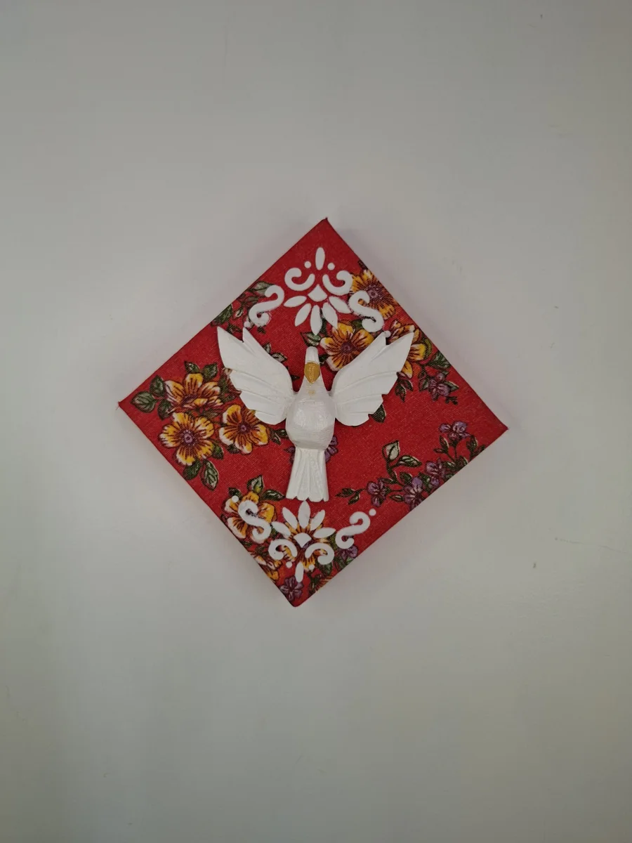 Quadro forrado com chita vermelha decorada com arabescos brancos e Divino Espirito Santo - Imagem 2