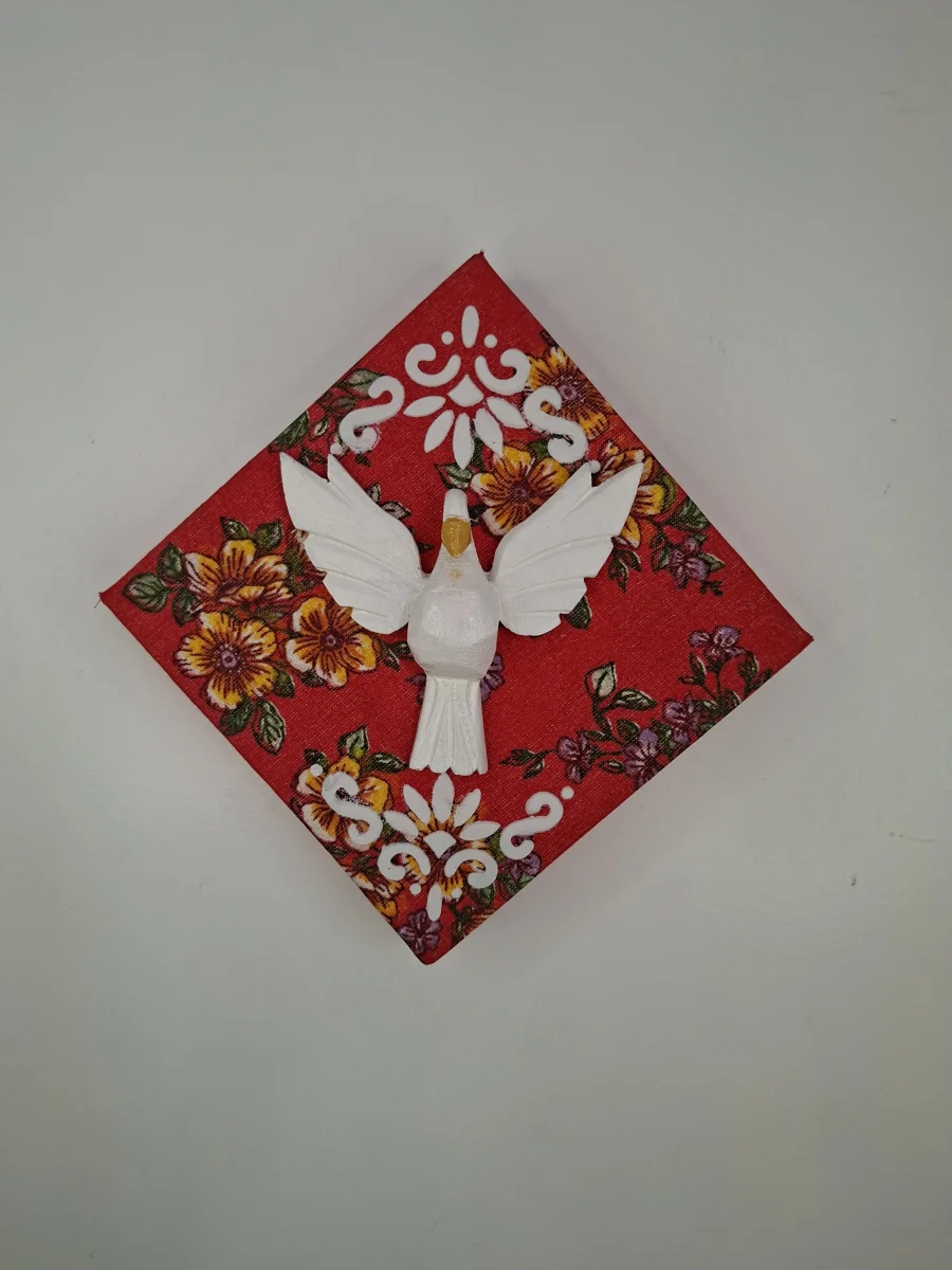 Quadro forrado com chita vermelha decorada com arabescos brancos e Divino Espirito Santo - Imagem 1
