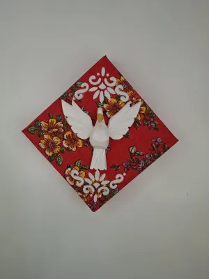 Quadro forrado com chita vermelha decorada com arabescos brancos e Divino Espirito Santo