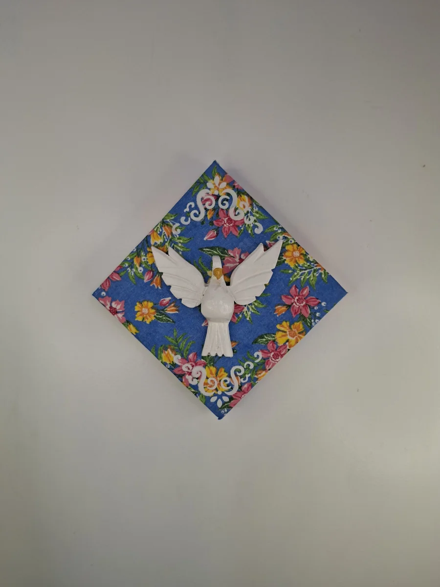 Quadro de madeira forrado com chita azul estampado decorado com Divino Espirito Santo - Imagem 2