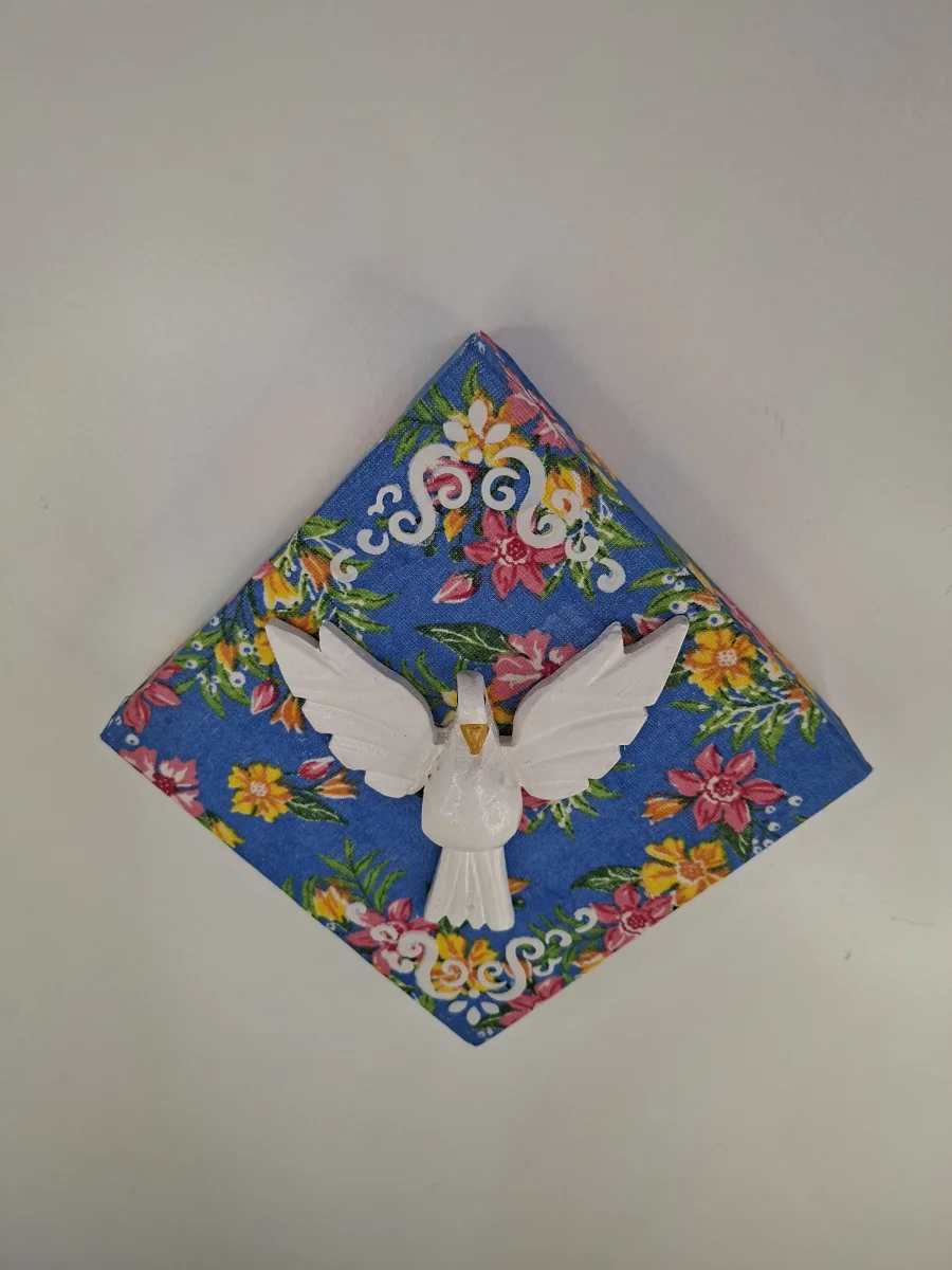 Quadro de madeira forrado com chita azul estampado decorado com Divino Espirito Santo - Imagem 4