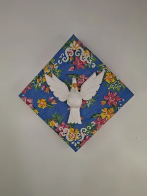 Quadro de madeira forrado com chita azul estampado decorado com Divino Espirito Santo